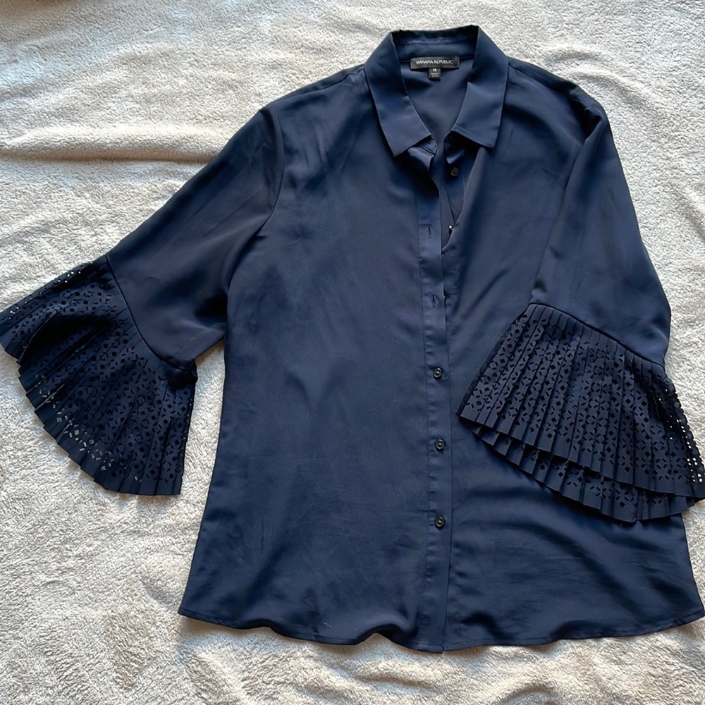 BR lightweight sleeve accent blouse